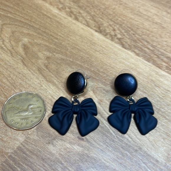 ⭐️FREE⭐️Black Resin Earrings - Picture 3 of 5